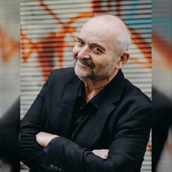 Jan Burian a Dan Fikejz: Láska, labutě, plasty