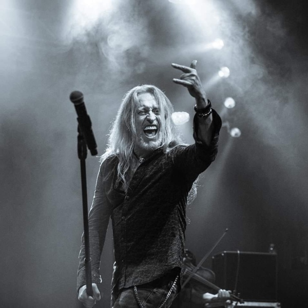 KAMIL STŘIHAVKA & THE LEADERS