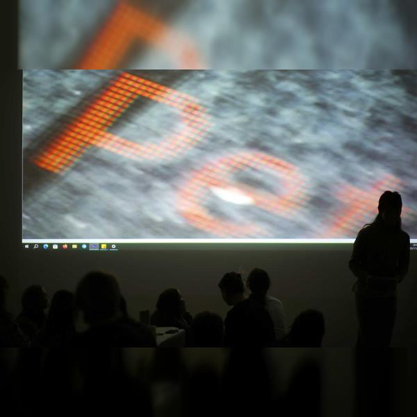 DOXYGEN: Chvála stínů s Moemi Yamamoto