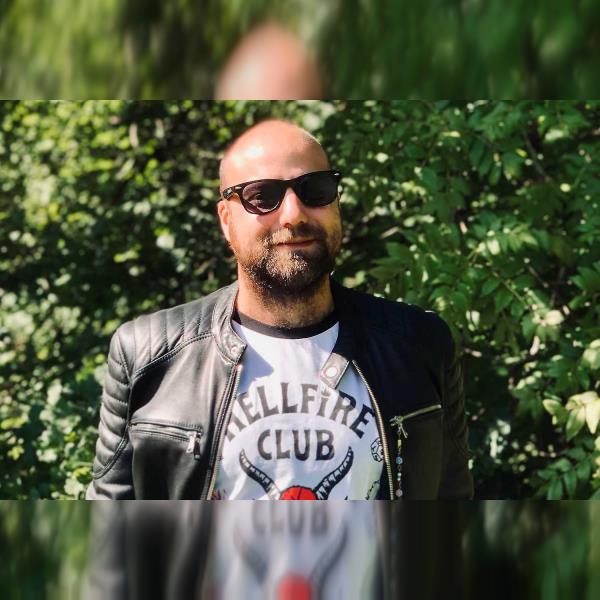 DOXYGEN: Mezi politikou a fantastickou (nad)realitou s Martinem Charvátem