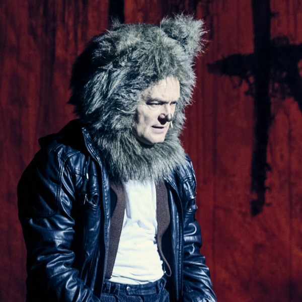 AMBERVILLE - PLYŠOVÍ GANGSTEŘI, Divadlo v Dlouhé