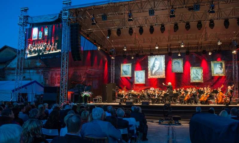 picture PRODANÁ NEVĚSTA open air koncert na zámku Liteň