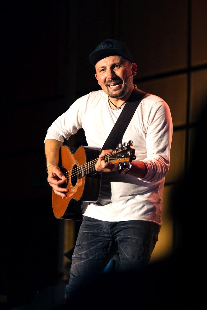 picture JIŘÍ KRHUT - TO NEVYMYSLÍŠ